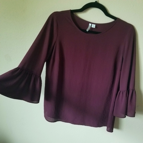 Elle Plum Bell Sleeve Blouse Size Small - Picture 3 of 8